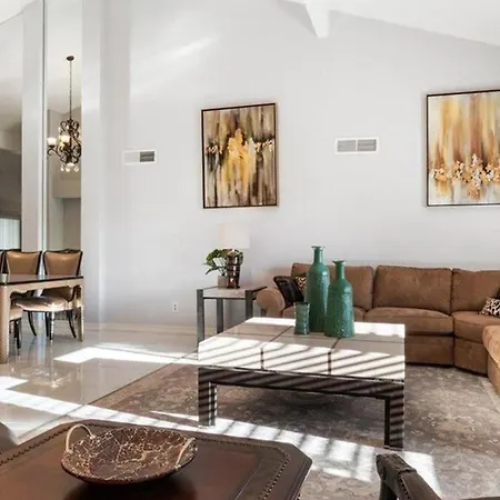 Stunning 3-Bdrm In Great Location Wpool Villa